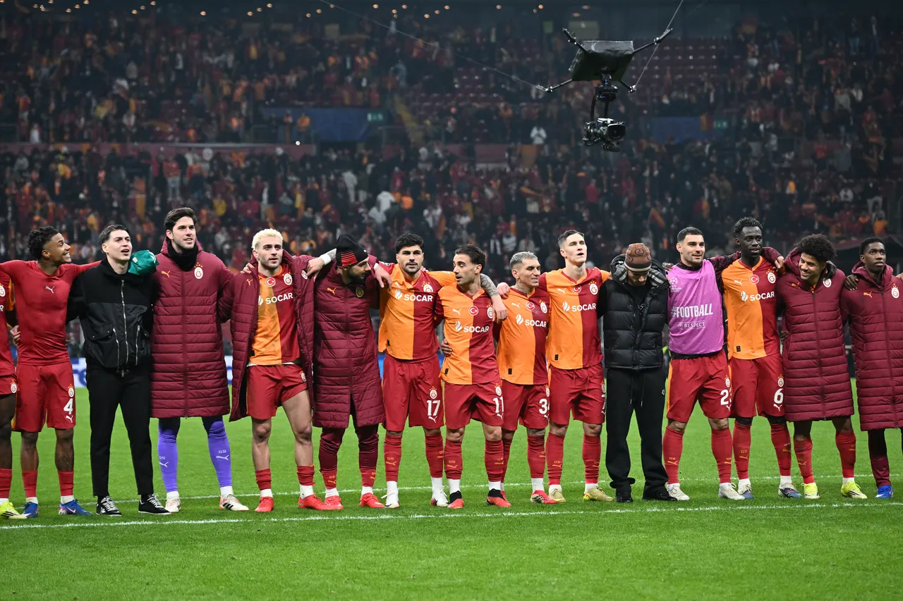 Galatasaraylı futbolcular, galibieti taraftarıyla birlikte kutladı.