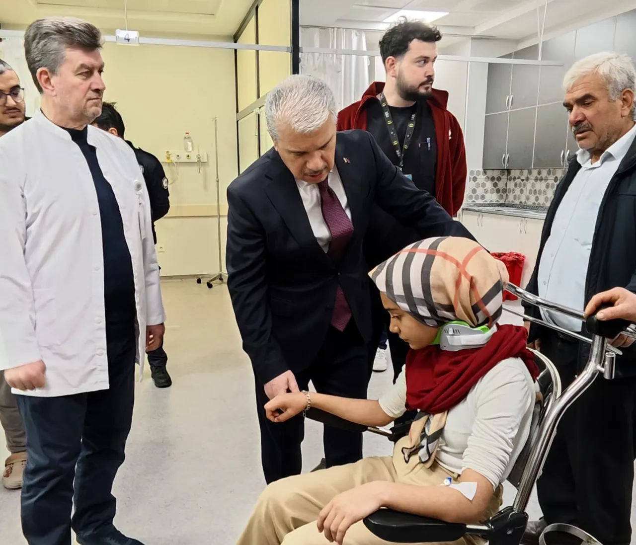 Servis aracı, belediye otobüsüyle çarpıştı! Yaralılar var