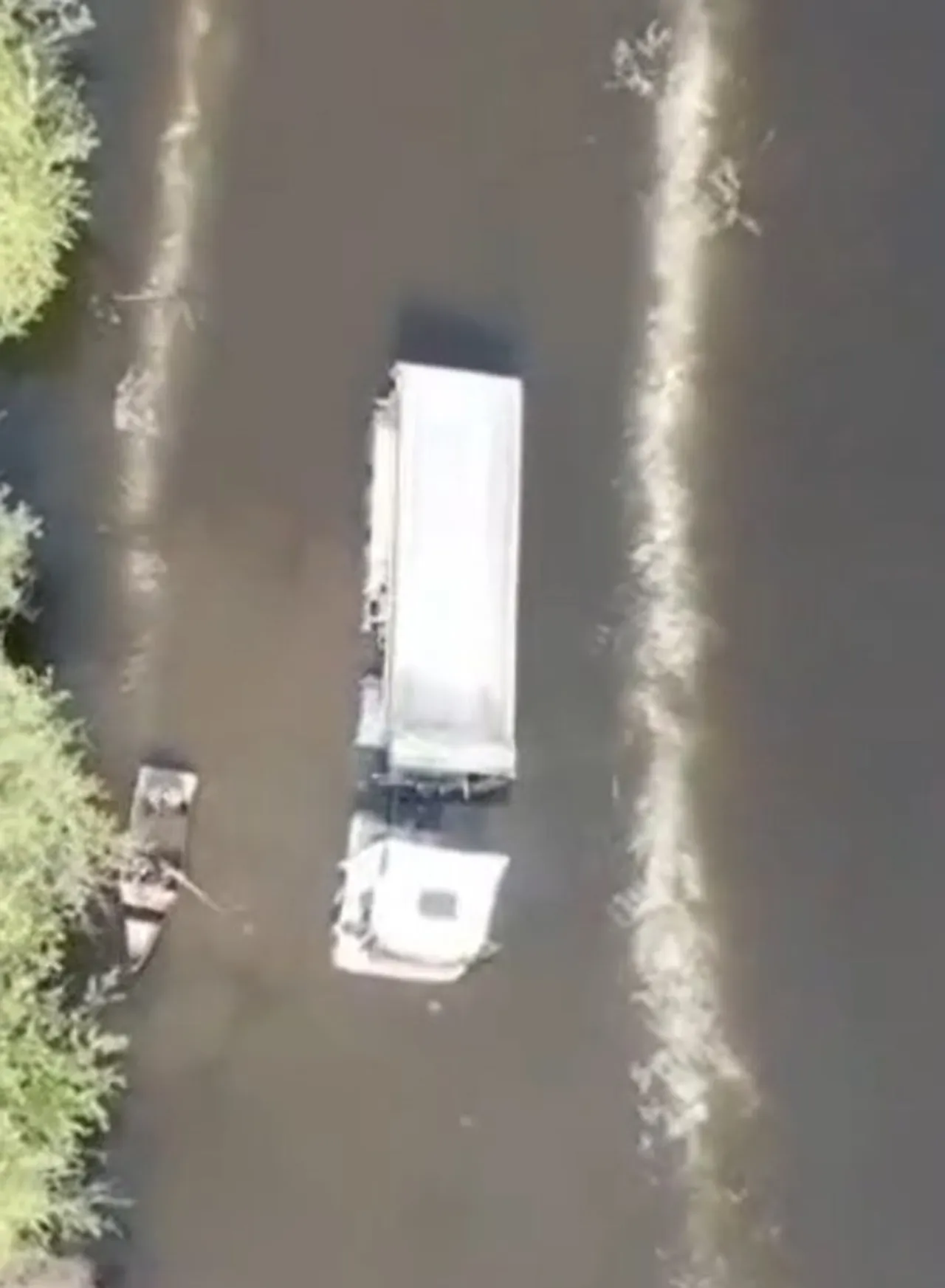 Suda mahsur kalan sürücü ölümle burun buruna geldi