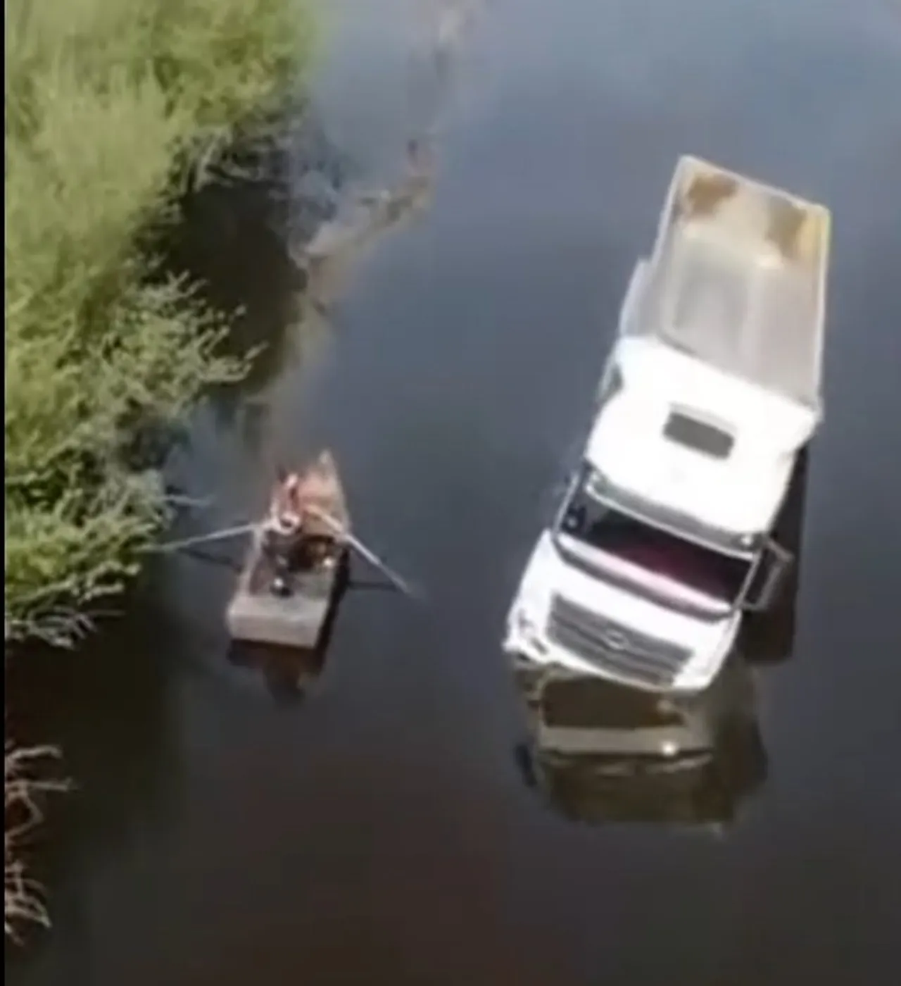 Suda mahsur kalan sürücü ölümle burun buruna geldi