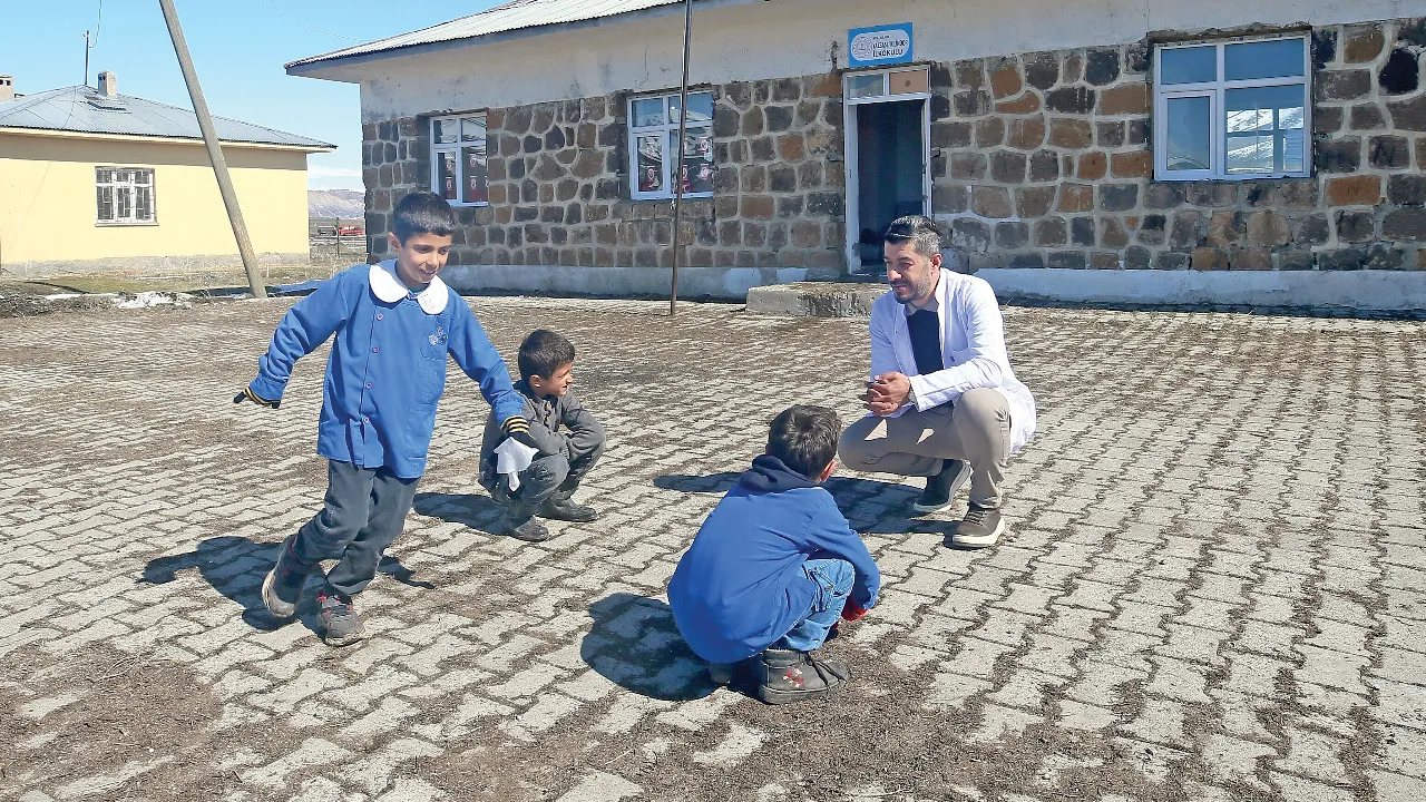 Üç öğrenci bir kahraman