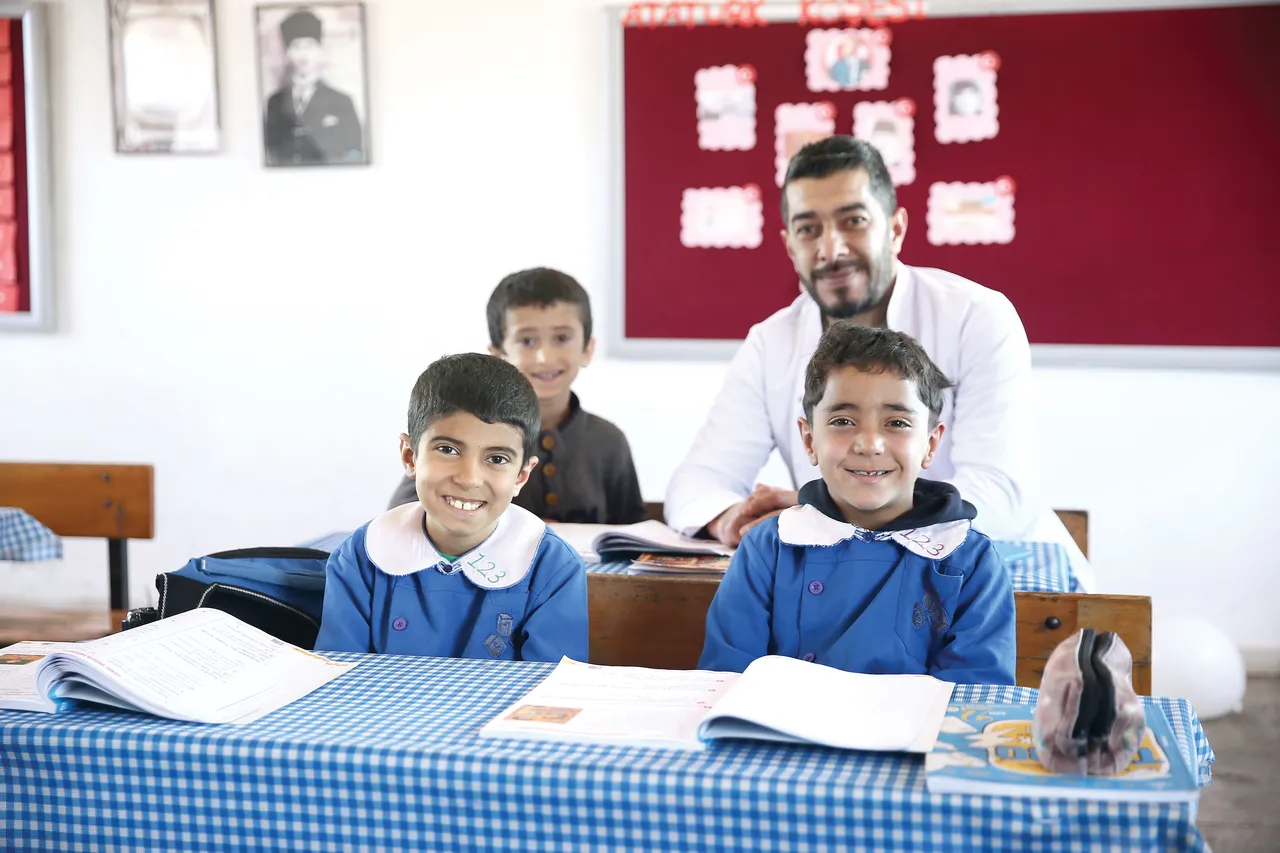 Üç öğrenci bir kahraman