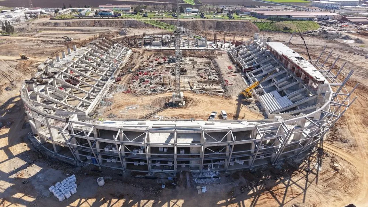 Kahramanmaraş'a kazandırılan yeni stadyum yükseliyor.