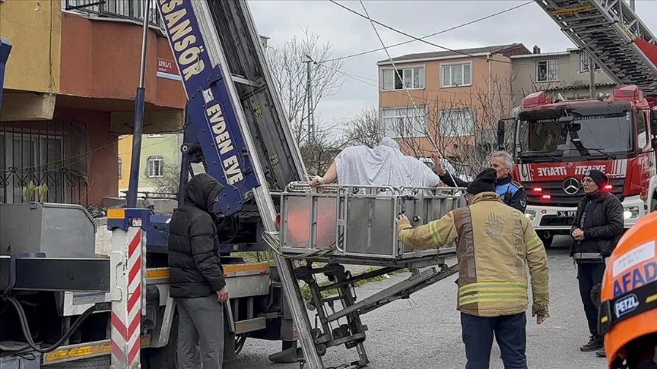 240 kiloluk Ayşe için seferberlik: Obezite hastası 7. kattan vinçle indirilip hastaneye götürüldü