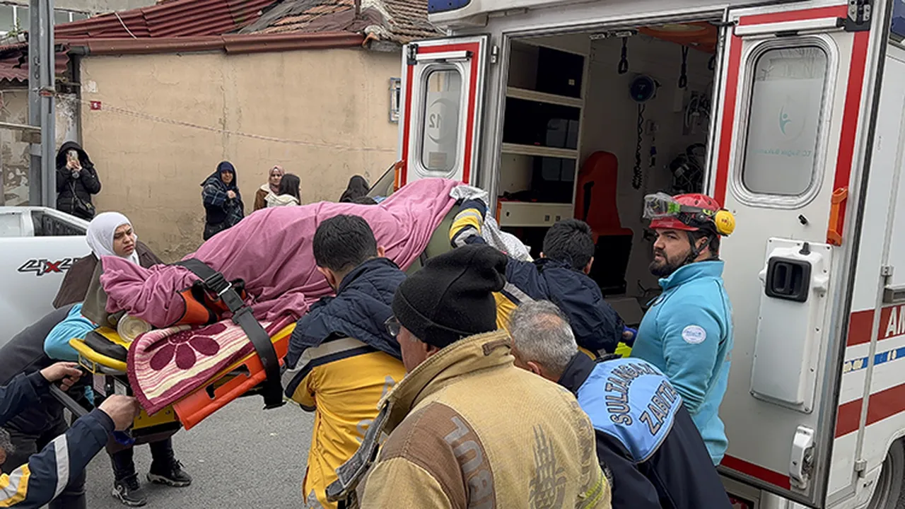 240 kiloluk Ayşe için seferberlik: Obezite hastası 7. kattan vinçle indirilip hastaneye götürüldü