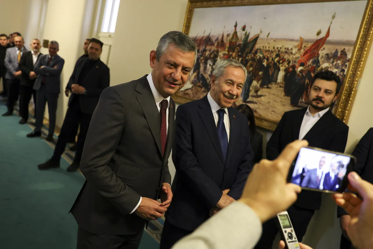 CHP Genel Başkanı Özel, eski TBMM Başkanı Arınç'ı ziyaret etti