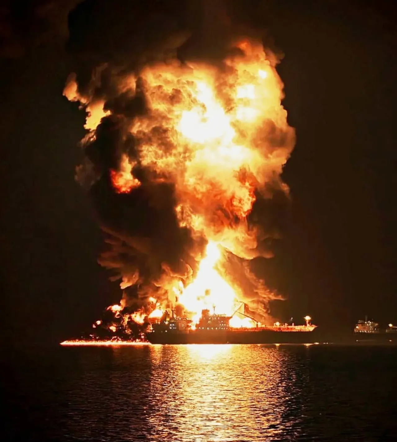 İran, 2 ABD tankerini vurdu! Anında alev topuna döndüler