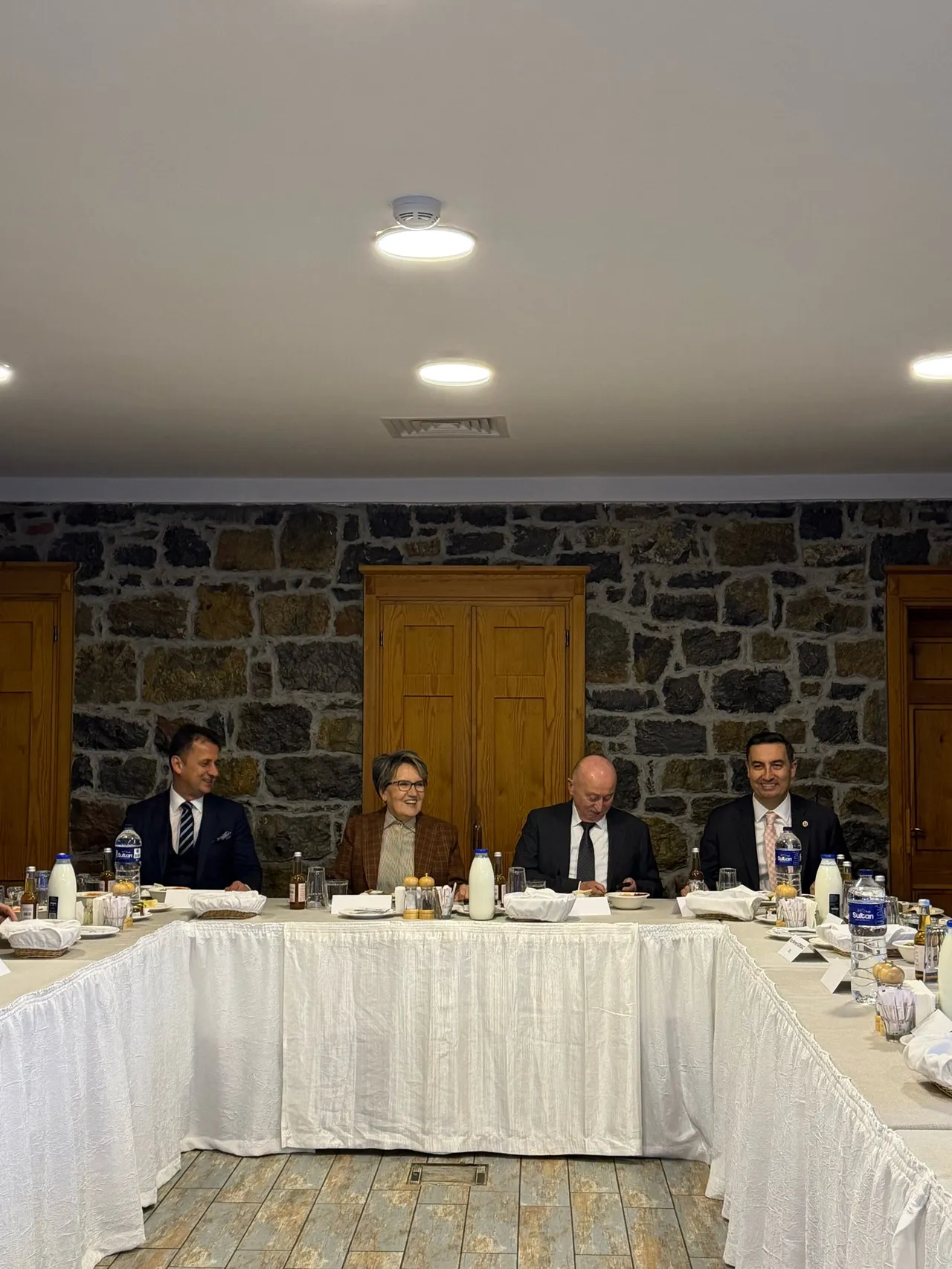 Meral Akşener iftarda ortaya çıktı! Neşeli hallerini görenler aynı yorumu yaptı