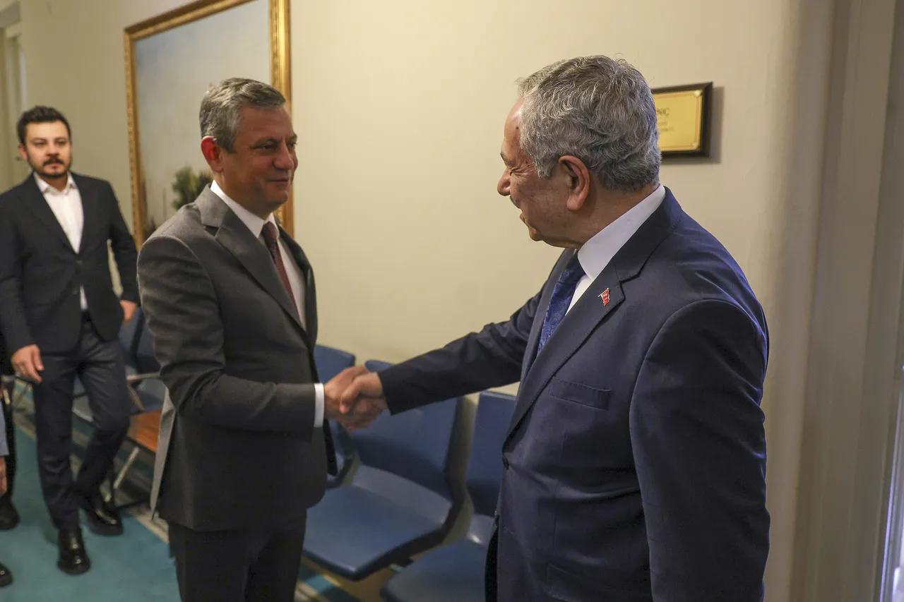 Özgür Özel'den Bülent Arınç'a dikkat çeken ziyaret