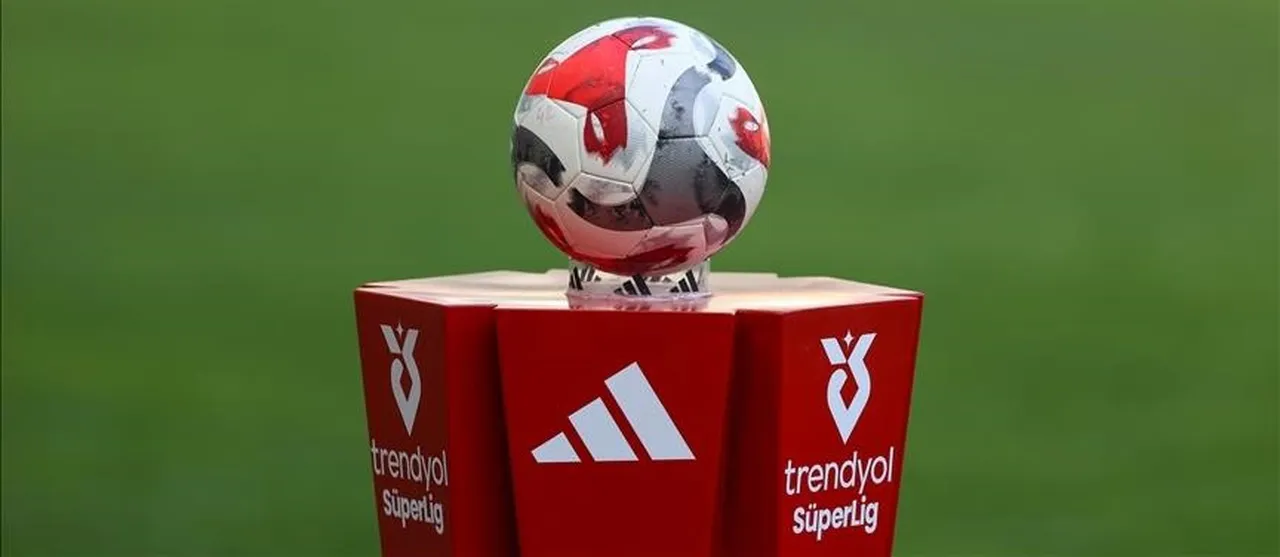 Süper Lig'de Galatasaray, 61 puanla lider; Fenerbahçe ise 57 puanla 2'nci sırada.