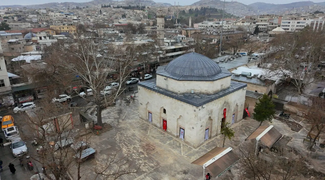 2 yıllık hasret Cuma namazıyla bitti: Tarihi Mevlevihane Camii’nde ilk saf tutuldu