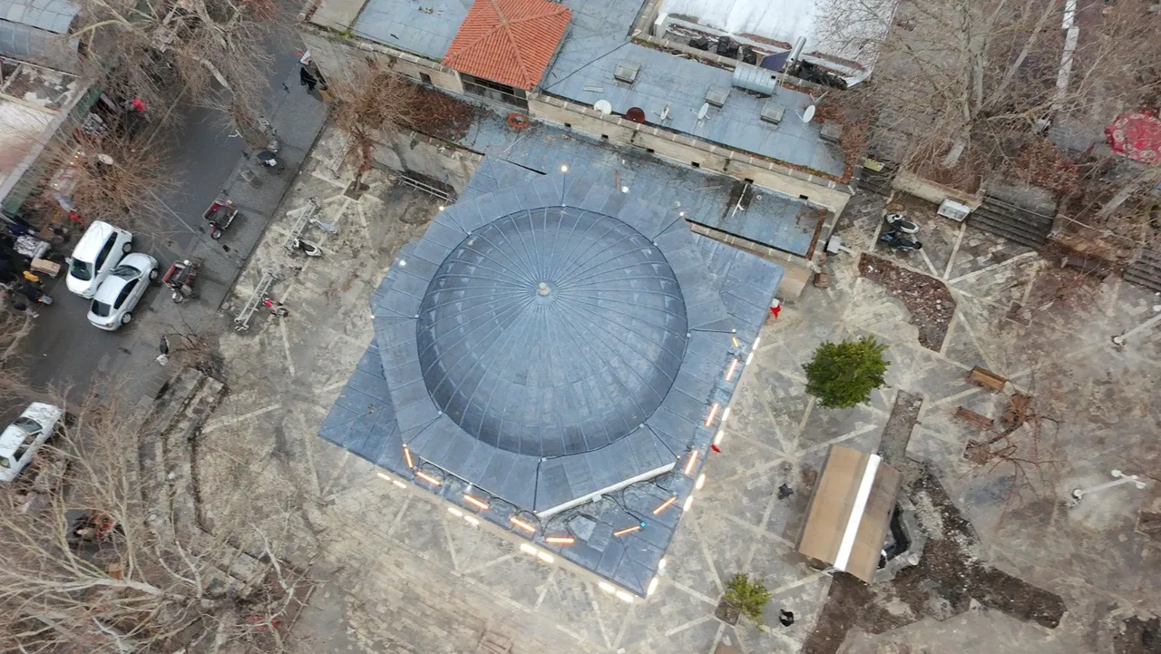 2 yıllık hasret Cuma namazıyla bitti: Tarihi Mevlevihane Camii’nde ilk saf tutuldu