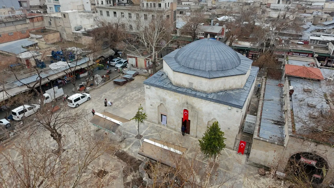 2 yıllık hasret Cuma namazıyla bitti: Tarihi Mevlevihane Camii’nde ilk saf tutuldu