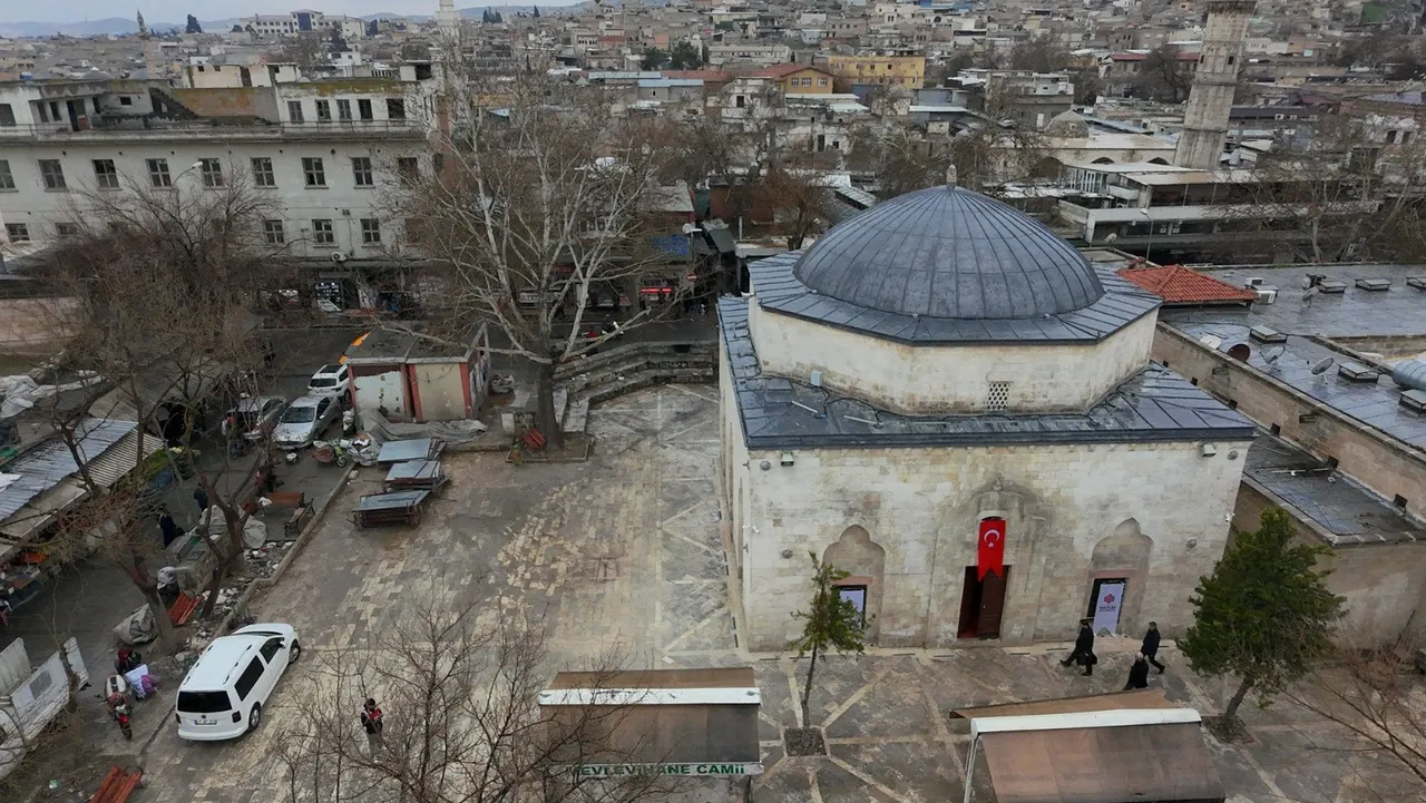 2 yıllık hasret Cuma namazıyla bitti: Tarihi Mevlevihane Camii’nde ilk saf tutuldu