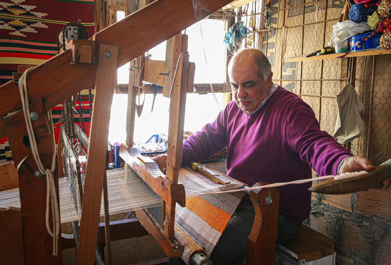 7 yaşında babasından devraldı, şimdi evinde yaşatıyor: 40 yıllık tezgahın yeni adresi evi oldu