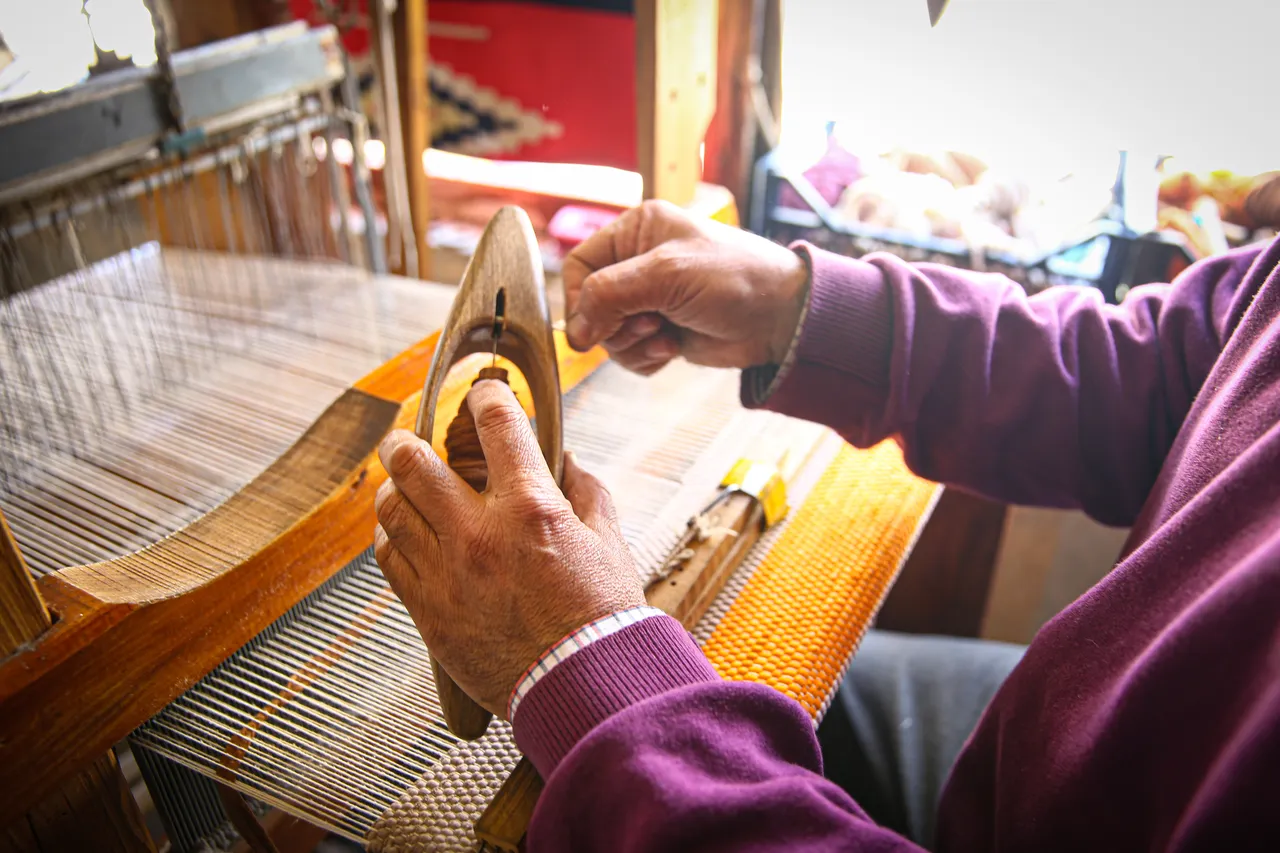7 yaşında babasından devraldı, şimdi evinde yaşatıyor: 40 yıllık tezgahın yeni adresi evi oldu