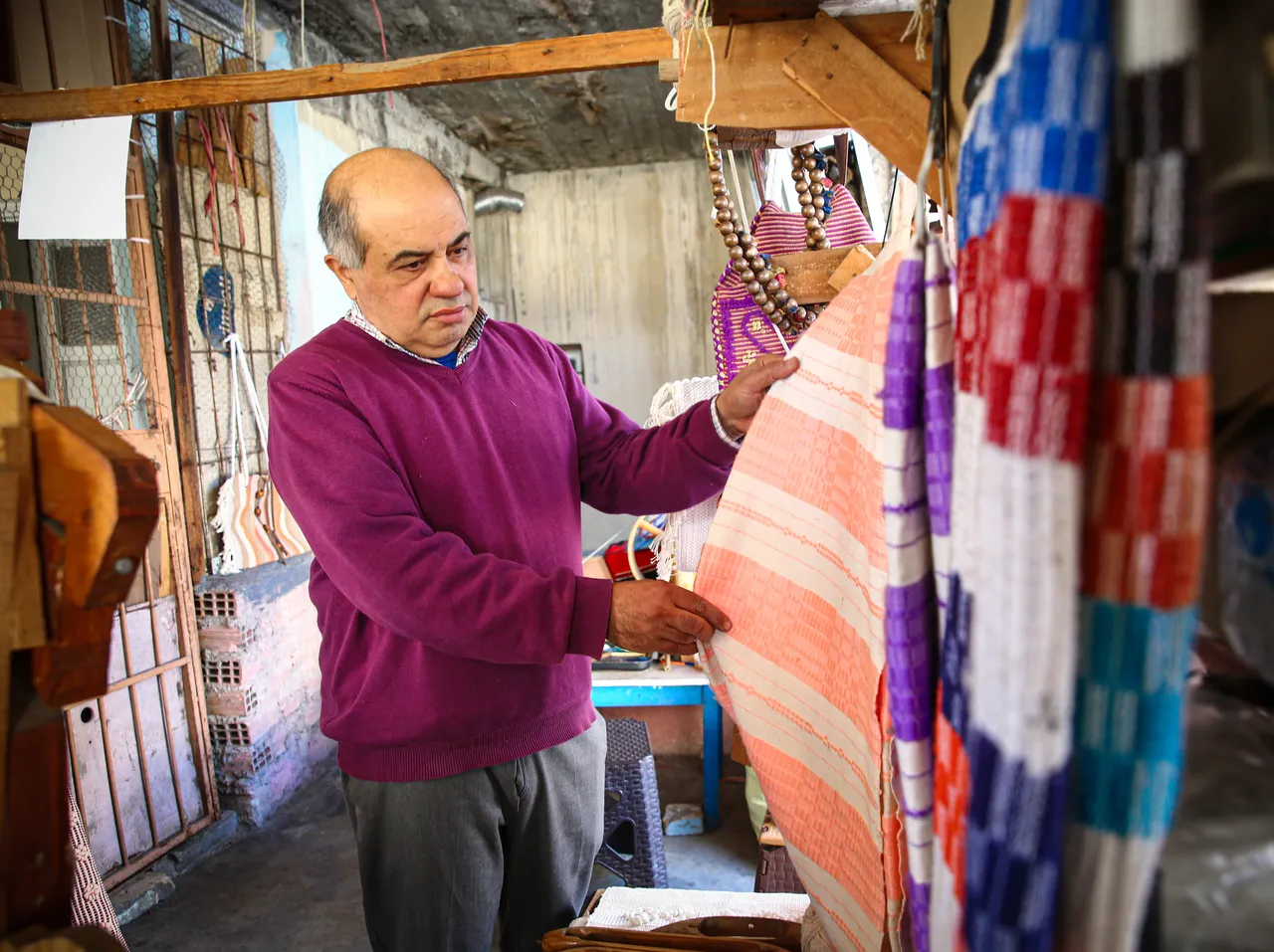 7 yaşında babasından devraldı, şimdi evinde yaşatıyor: 40 yıllık tezgahın yeni adresi evi oldu