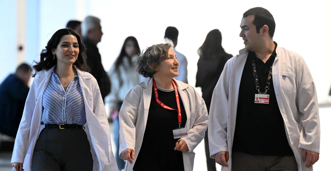 Anne, kız, oğul aynı yerde doktor