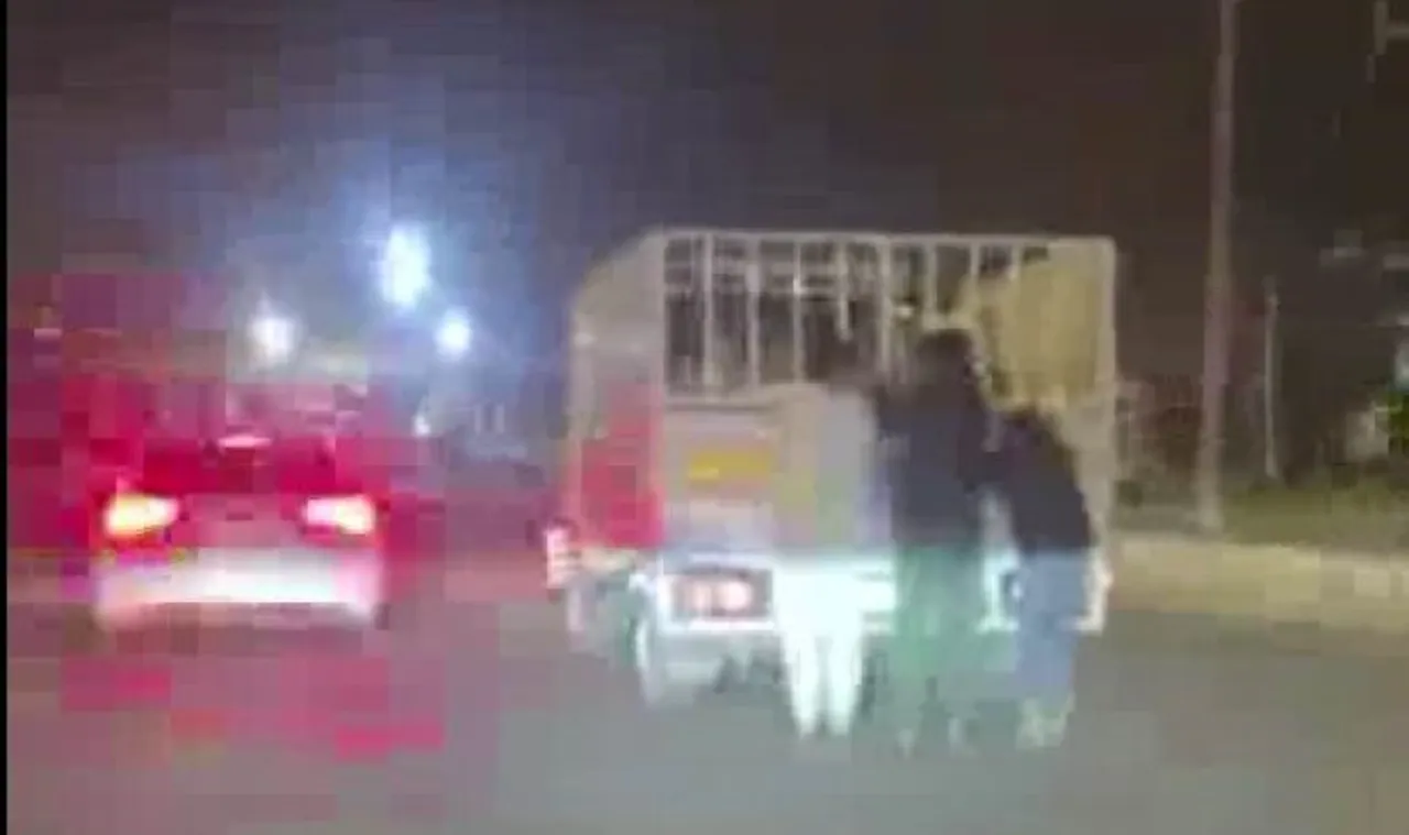 Canlarını hiçe saydılar! Trafikte araçlara takılan patenli gençler yürekleri ağza getirdi