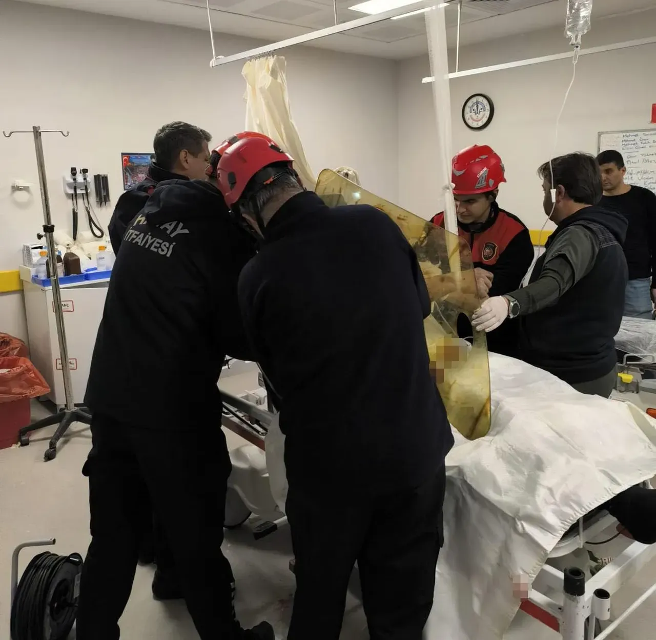 Göğsüne demir saplandı! Ameliyata itfaiye girdi
