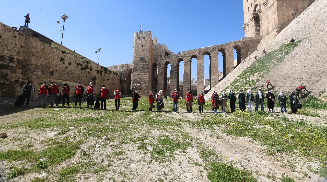 İHH, Halep Kalesi’nde temizlik ve düzenleme çalışması yaptı