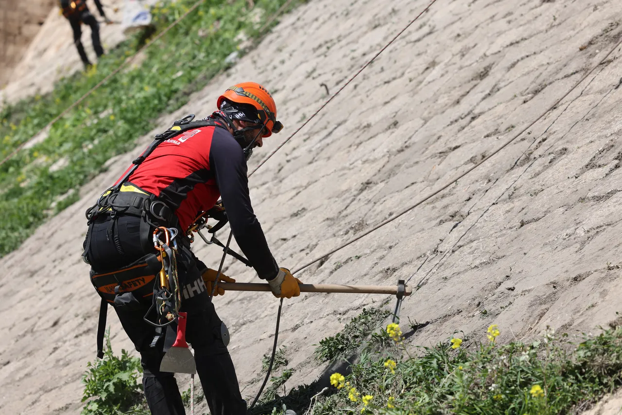 İHH, Halep Kalesi’nde temizlik ve düzenleme çalışması yaptı