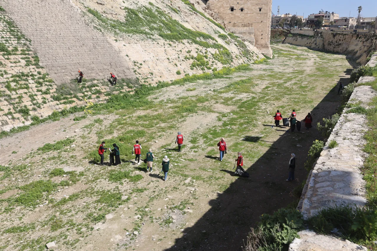 İHH, Halep Kalesi’nde temizlik ve düzenleme çalışması yaptı