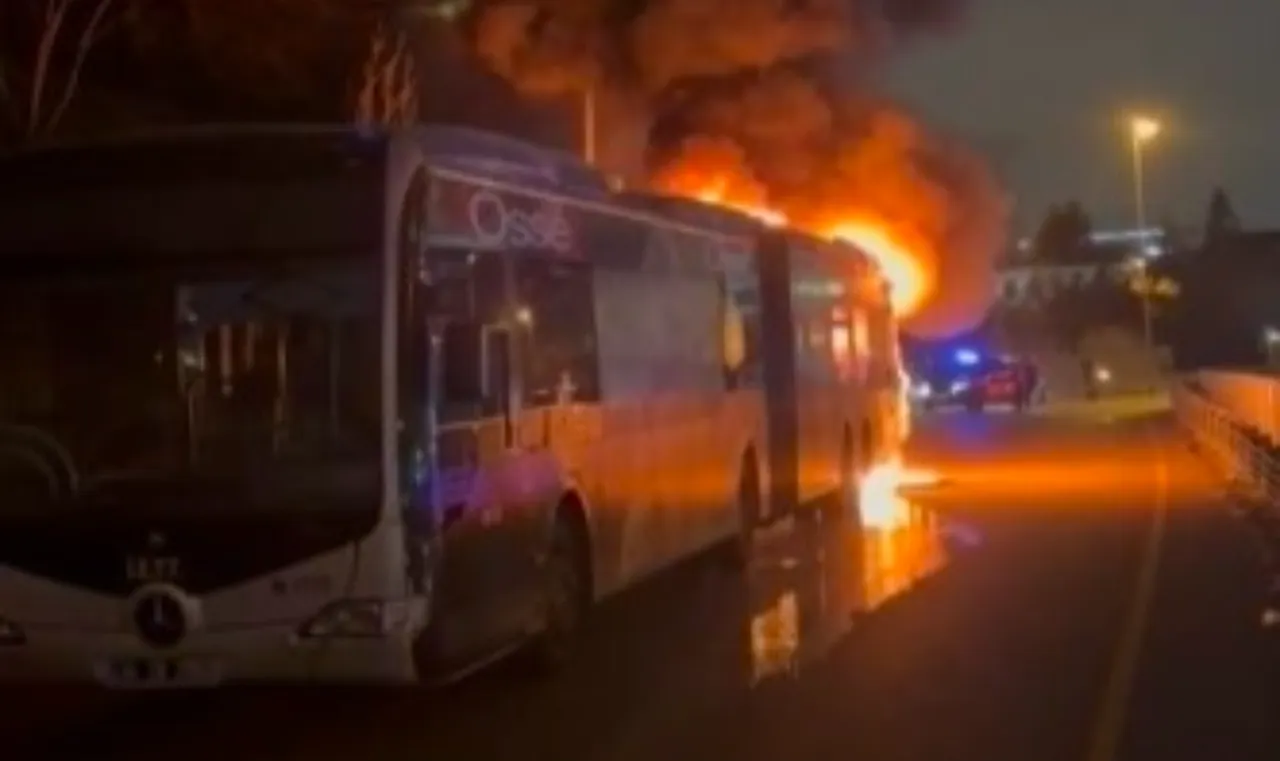 Köprü üzerinde metrobüs yangını! Alev alev yanan araç cep telefonu kamerasında