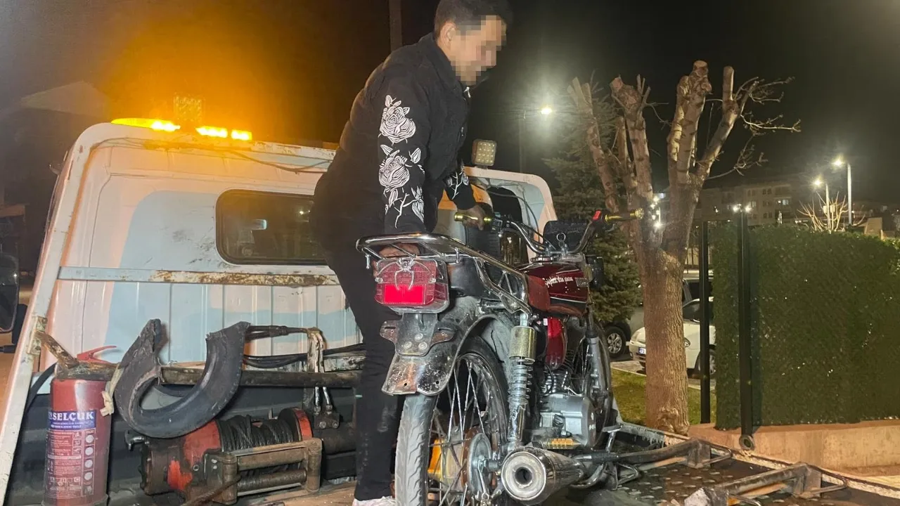 Motoru bağlanan sürücüden şaşırtan tepki! Evde bir tane daha var onu çıkaracağım