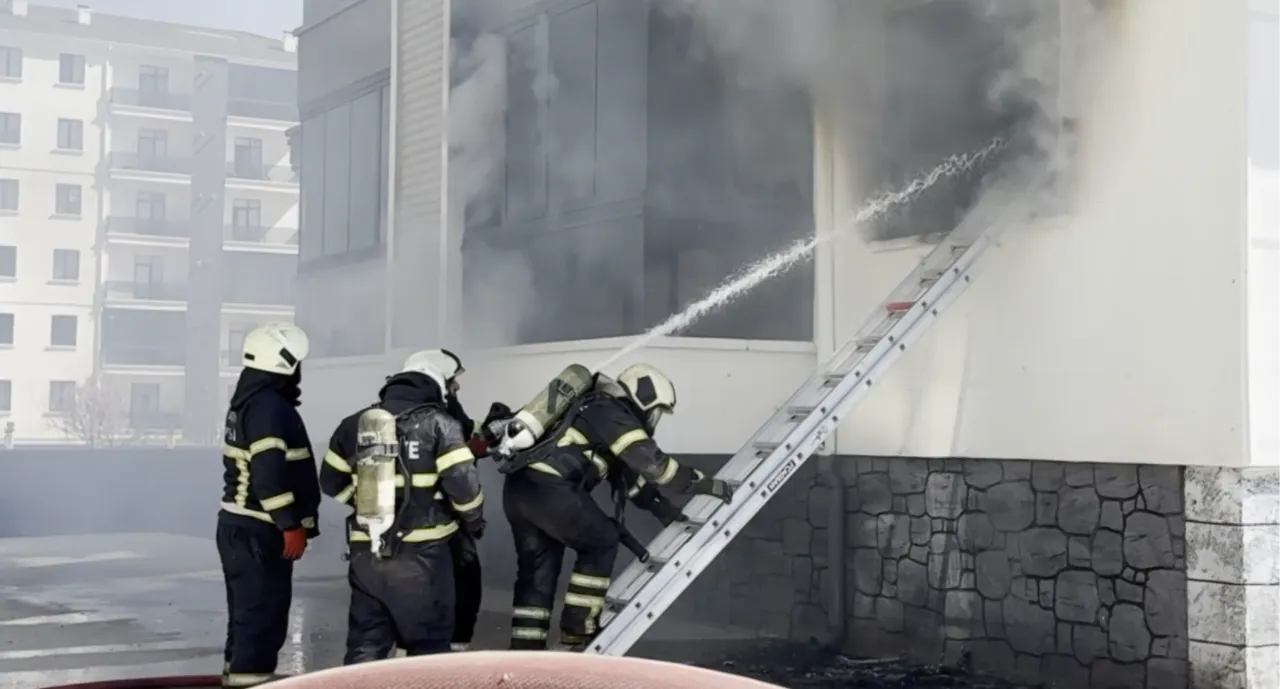 Patlayan şarj aleti apartmanı yaktı! 16 kişi dumandan etkilendi