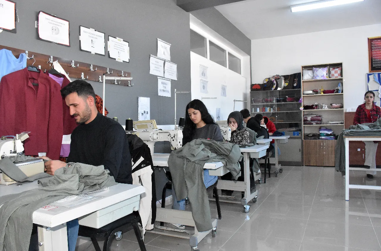 Sosyal hayatın içinde 'sessiz' bir imza: İşitme engelli gençlerin el emeği göz nuru eserleri