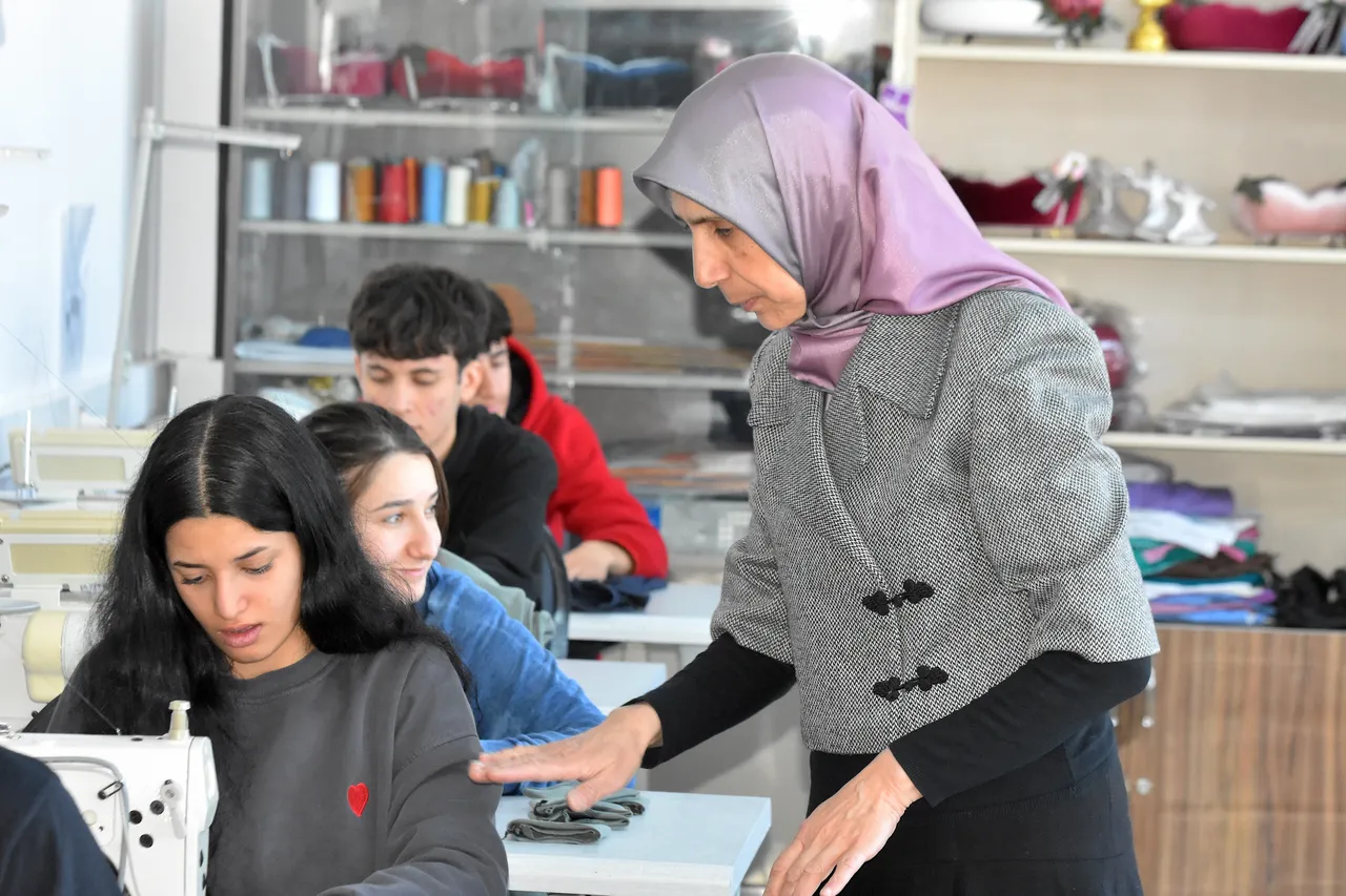 Sosyal hayatın içinde sessiz bir imza: İşitme engelli gençlerin el emeği göz nuru eserleri