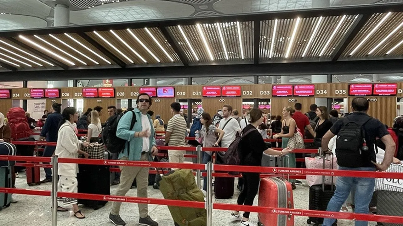 Tatil akını başladı: İstanbul havalimanlarında uzun kuyruklar oluştu!