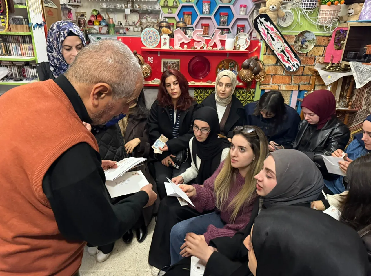 Telefona değil, kağıda sarıldılar: Iğdır’da nostalji rüzgarı