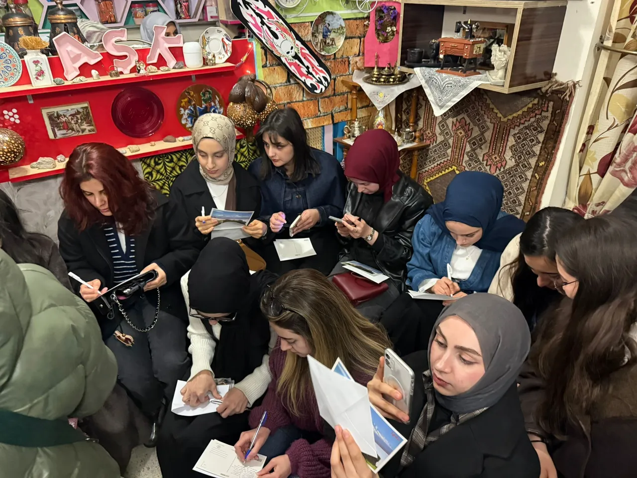 Telefona değil, kağıda sarıldılar: Iğdır’da nostalji rüzgarı