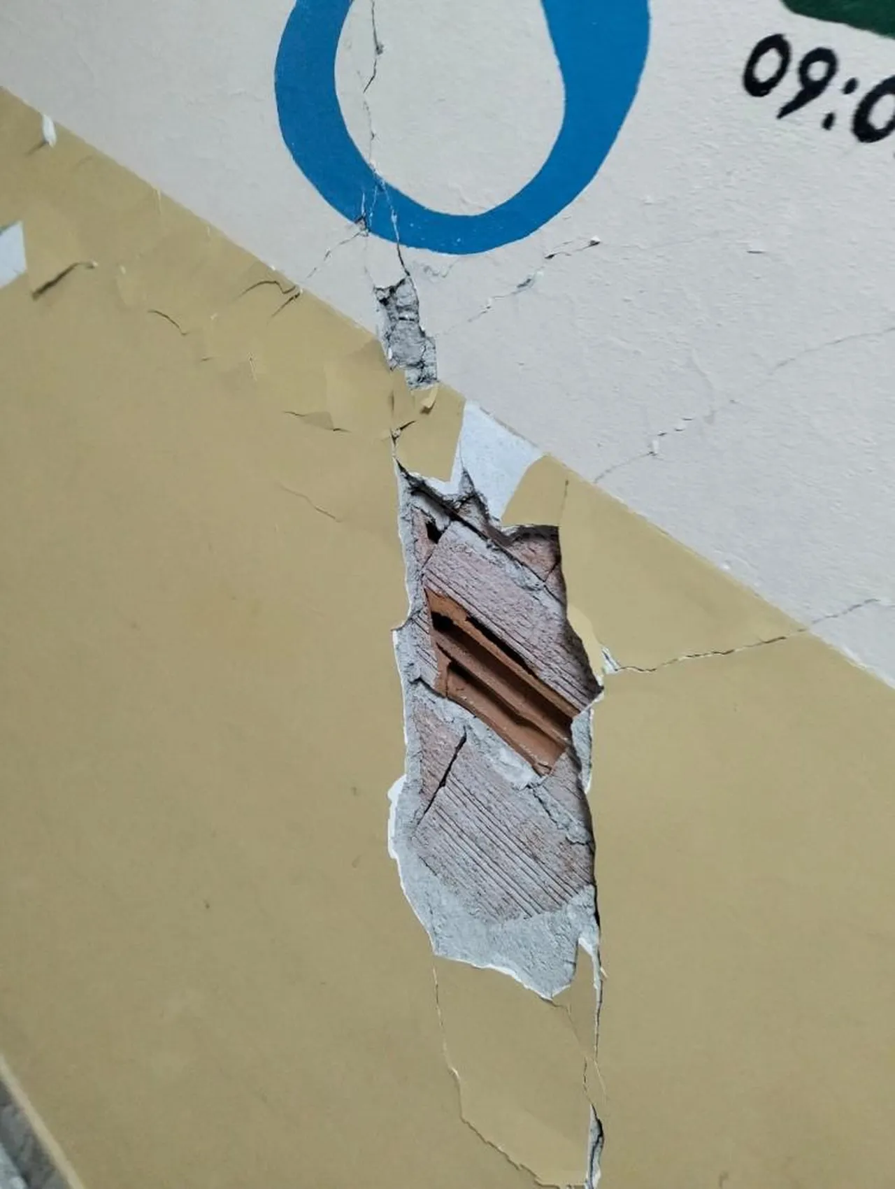 Tokat'ta 5,5 büyüklüğündeki deprem yatılı okulun duvarlarını çatlattı