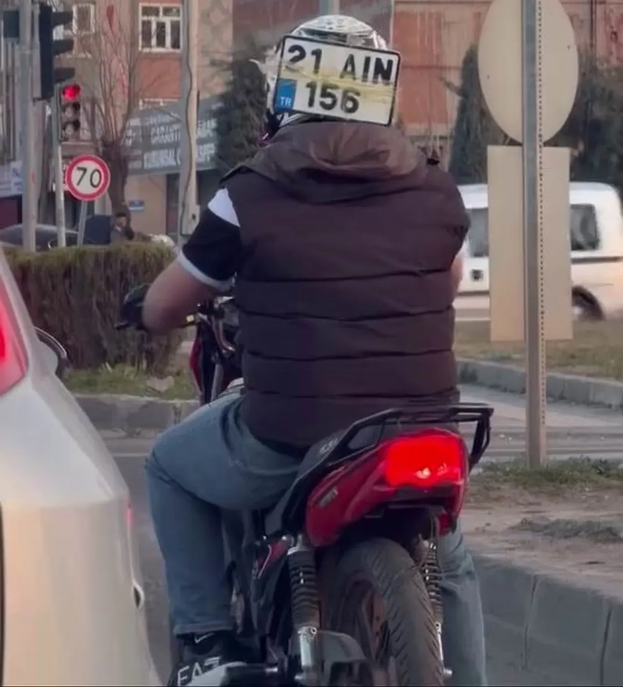 Trafikte gören bir daha baktı! Düşen plakasını kaskına bantlayıp ilerledi