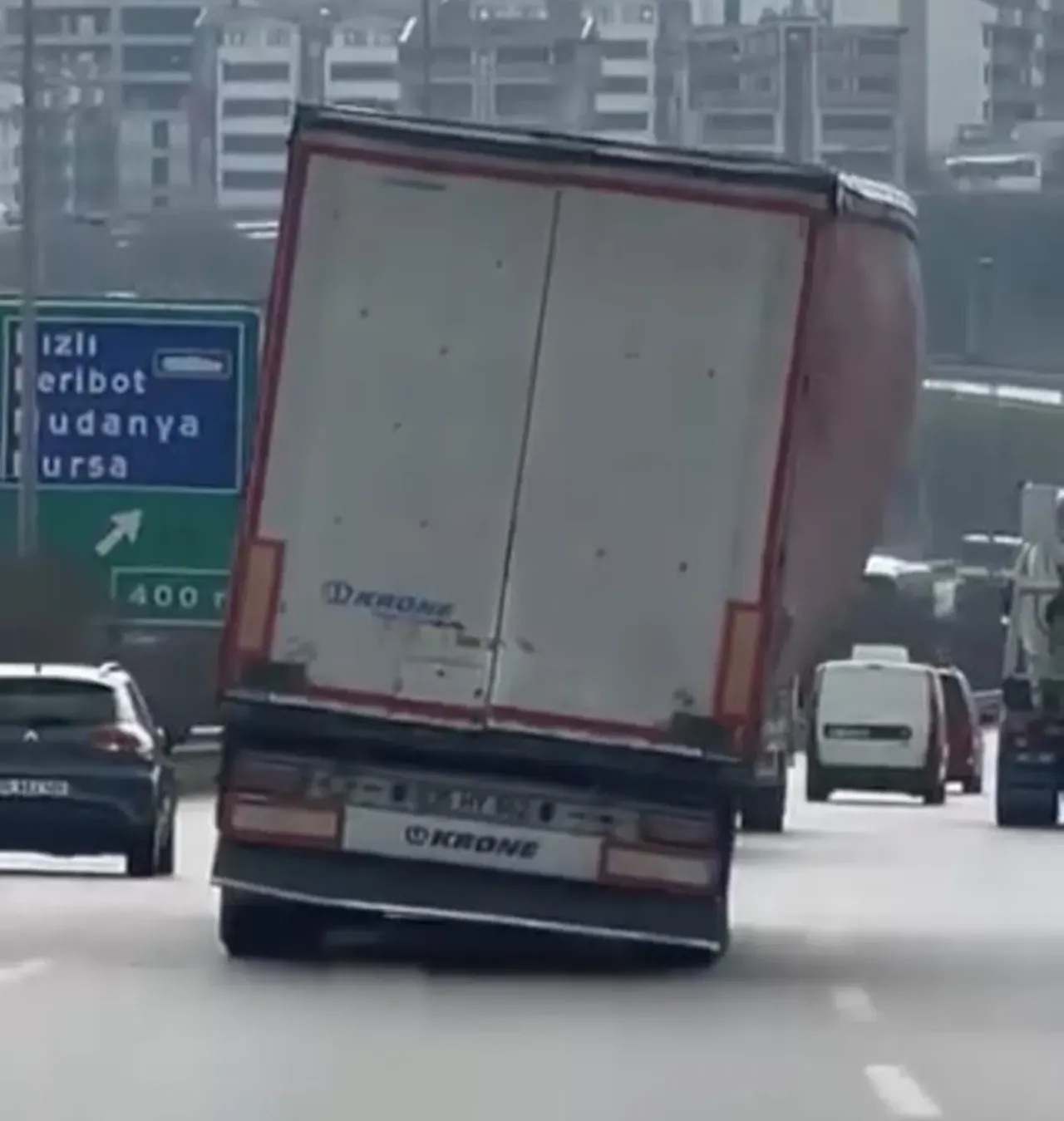 Trafikte yürekleri ağza getiren görüntü! Tır yan şekilde ilerledi