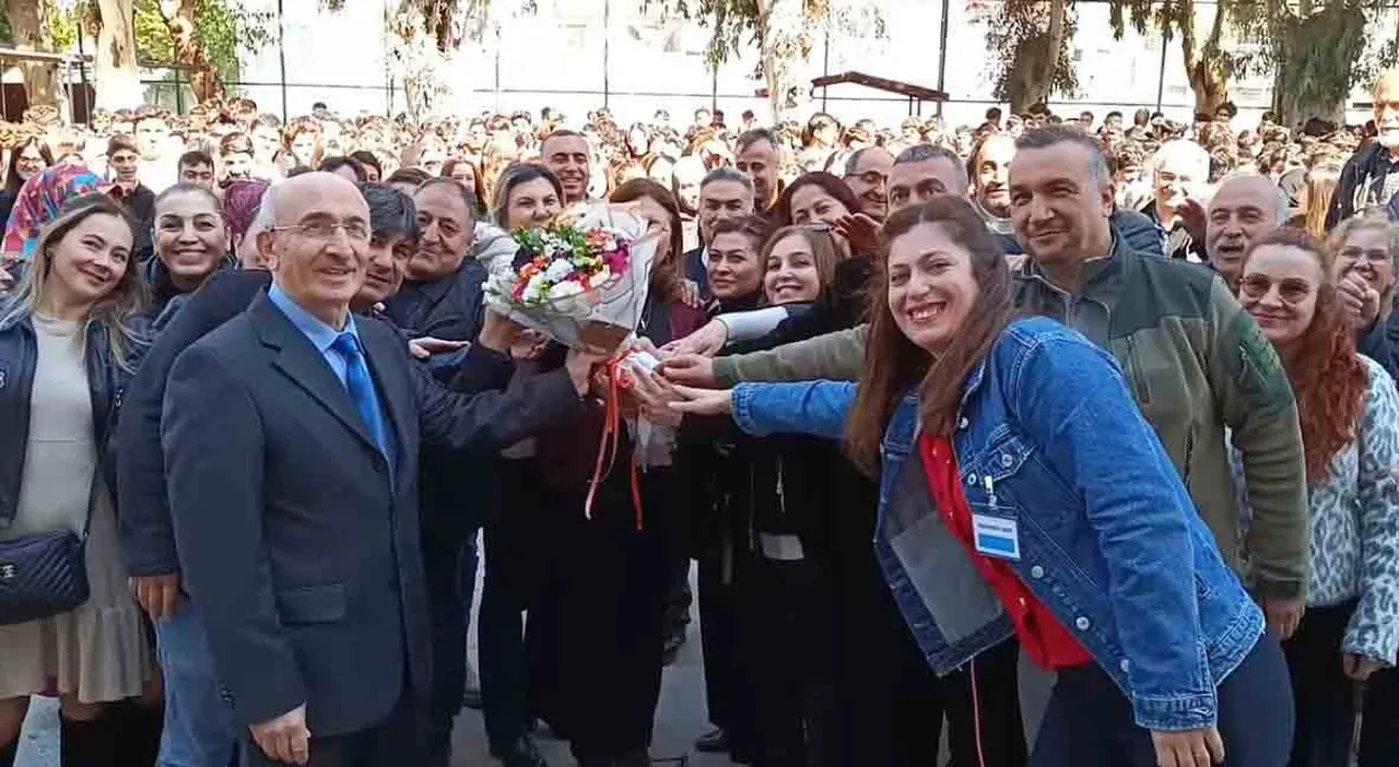 40 yıl, 50 bin öğrenci, binlerce hatıra: Emektar öğretmene alkışlarla veda