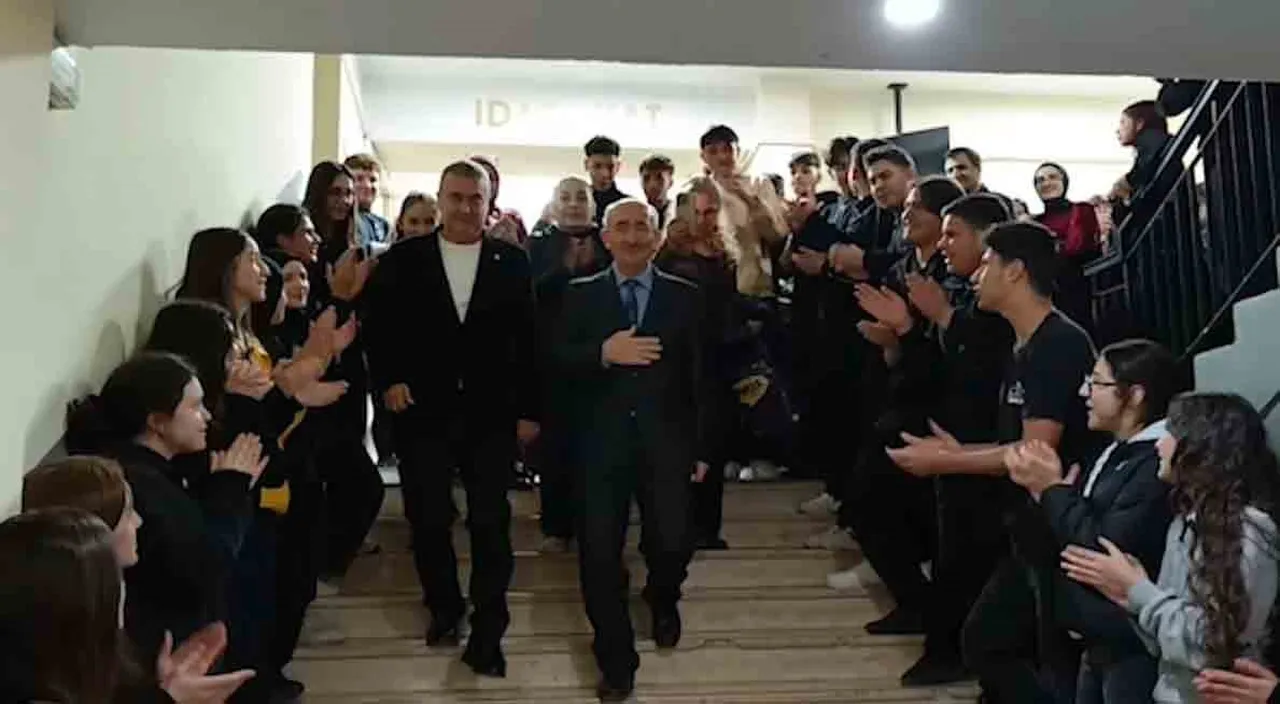 40 yıl, 50 bin öğrenci, binlerce hatıra: Emektar öğretmene alkışlarla veda