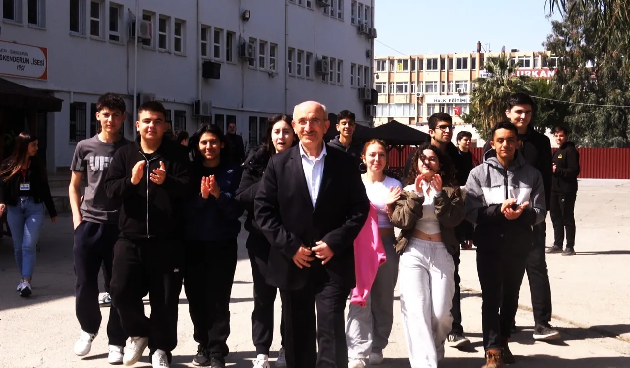 40 yıl, 50 bin öğrenci, binlerce hatıra: Emektar öğretmene alkışlarla veda