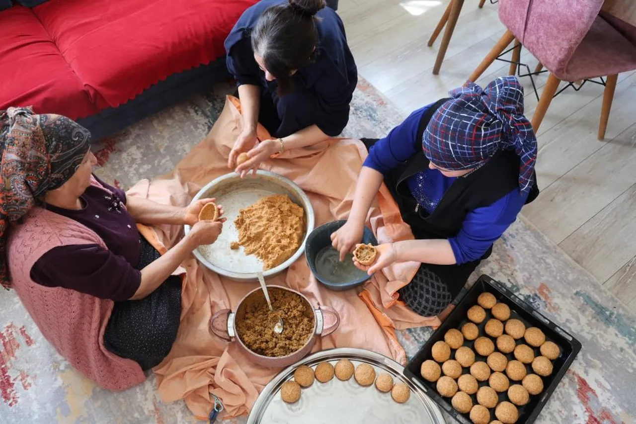 Adanalı kadınlar işe koyuldu! İnce işçiliği ile biliniyor, bayram sofralarının vazgeçilmezi oluyor