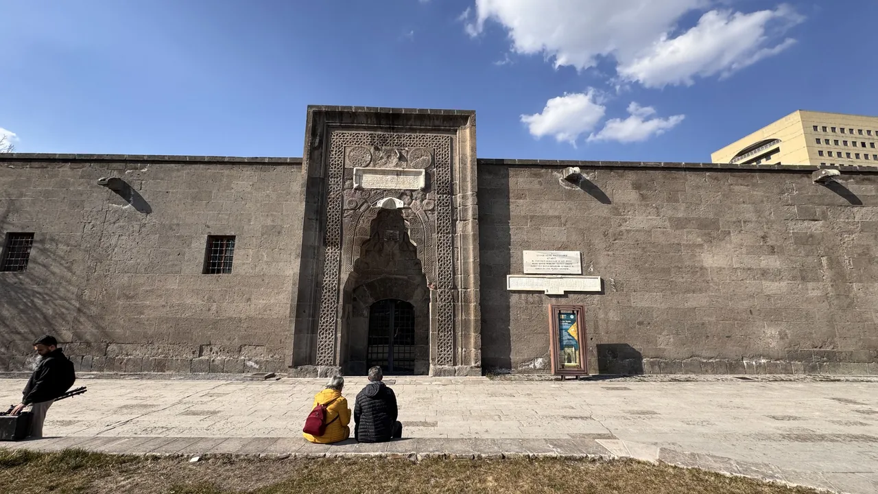 Anadolunun en eski tıp okulu: Gevher Nesibe Şifahanesi ziyaretçilerini geçmişe yolculuğa çıkarıyor