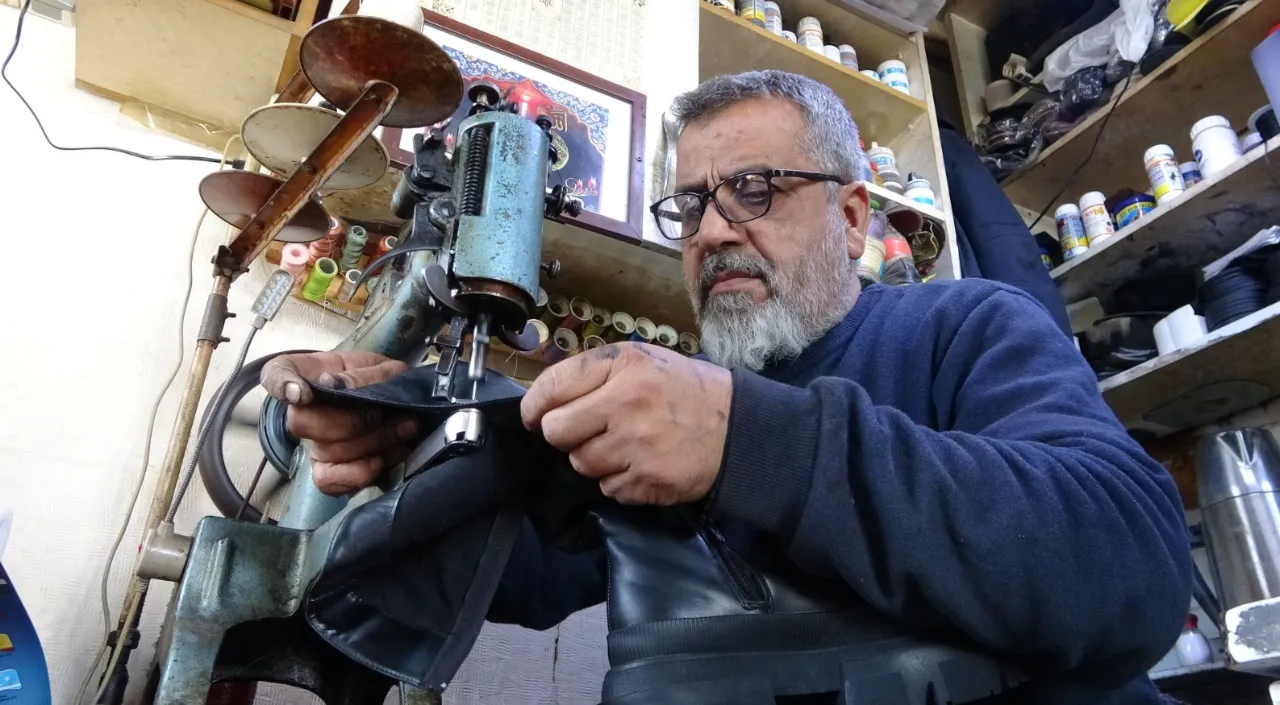 Babadan devraldı, mesleği yaşatıyor: 30 yıldır bitmeyen ayakkabı mesaisi