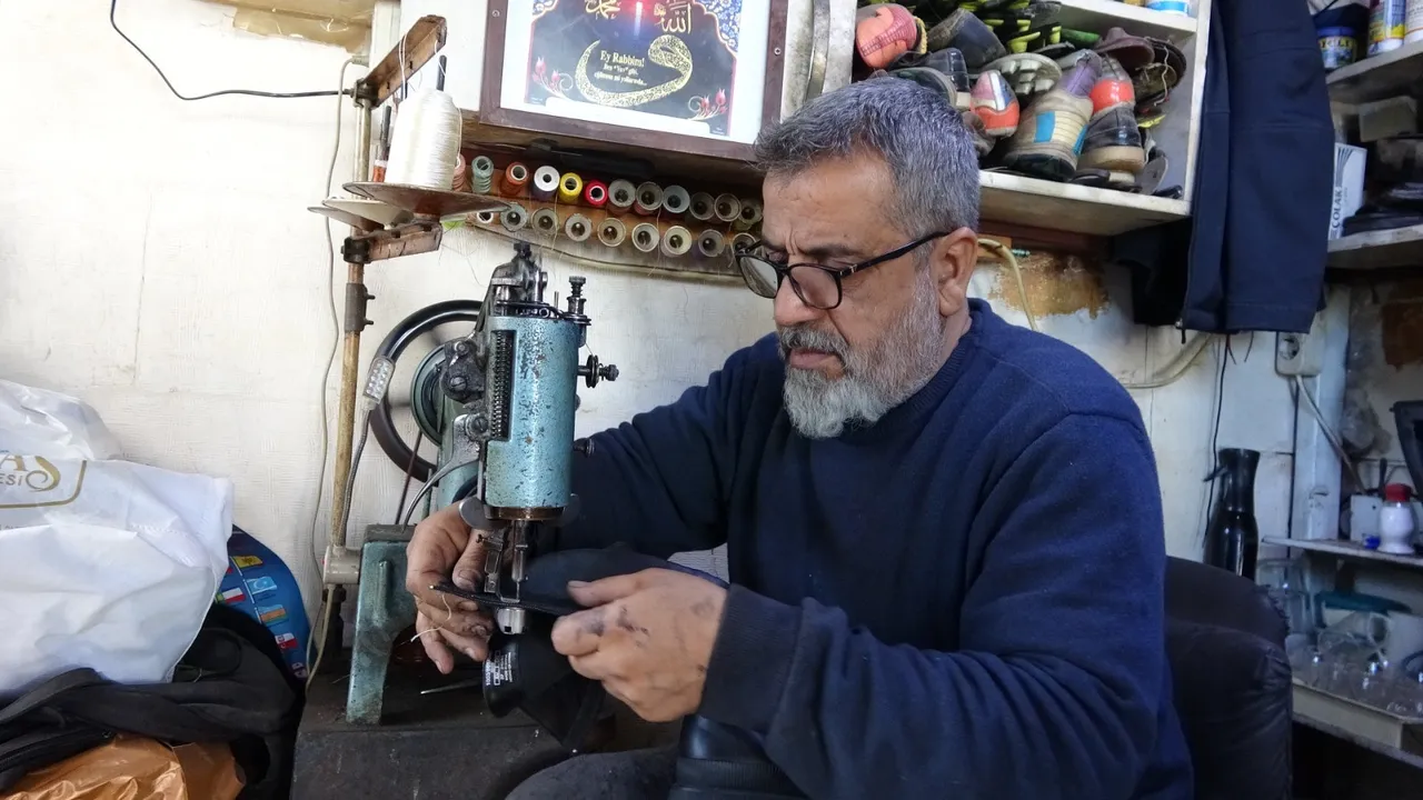 Babadan devraldı, mahallenin hafızası oldu: 30 yıldır bitmeyen ayakkabı mesaisi