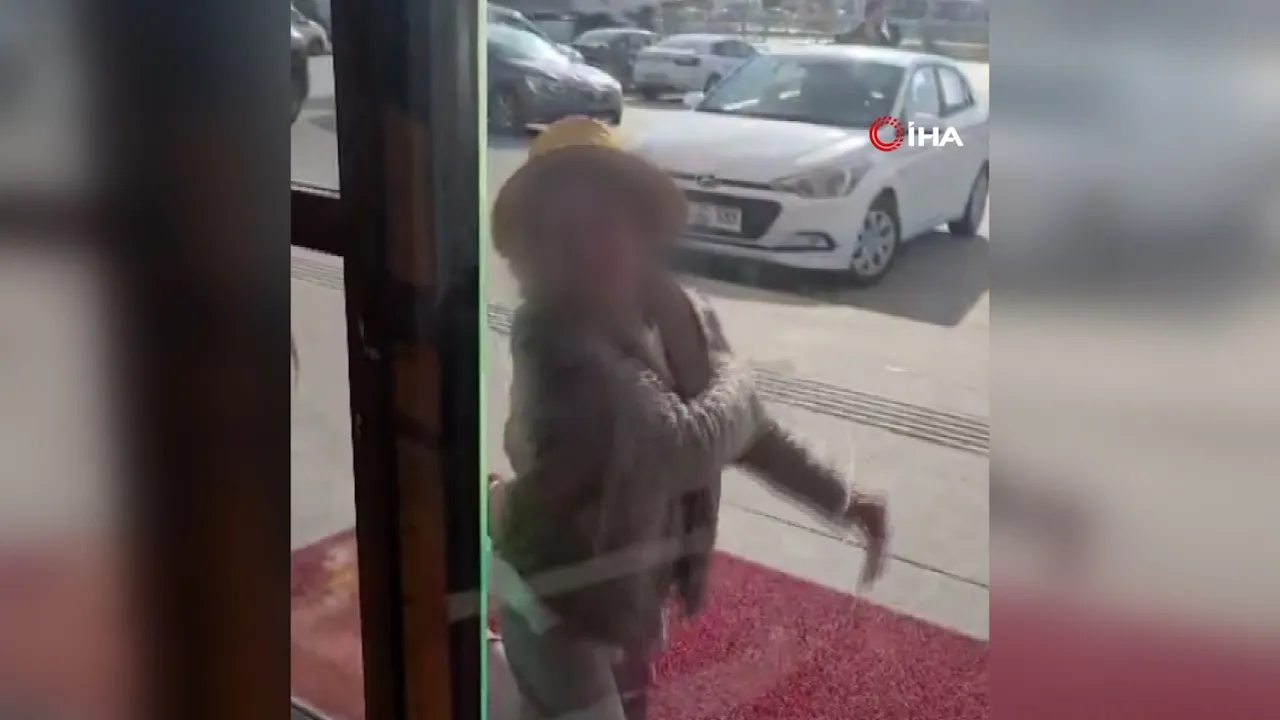 Fark ücretine sinirlendi eczaneye taş ve tekmelerle saldırdı! O anlar kamerada