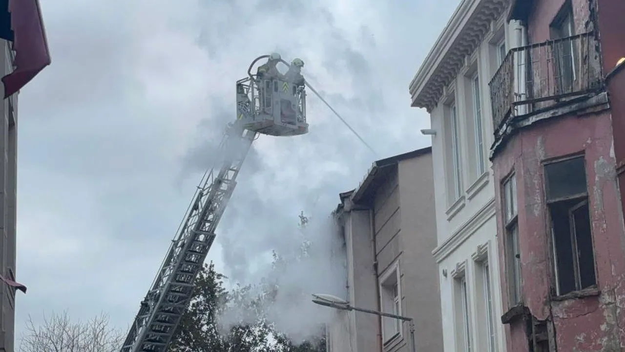 Fatih'ta yangın paniği! İnsanlar mahsur kaldı, ölü ve yaralılar var