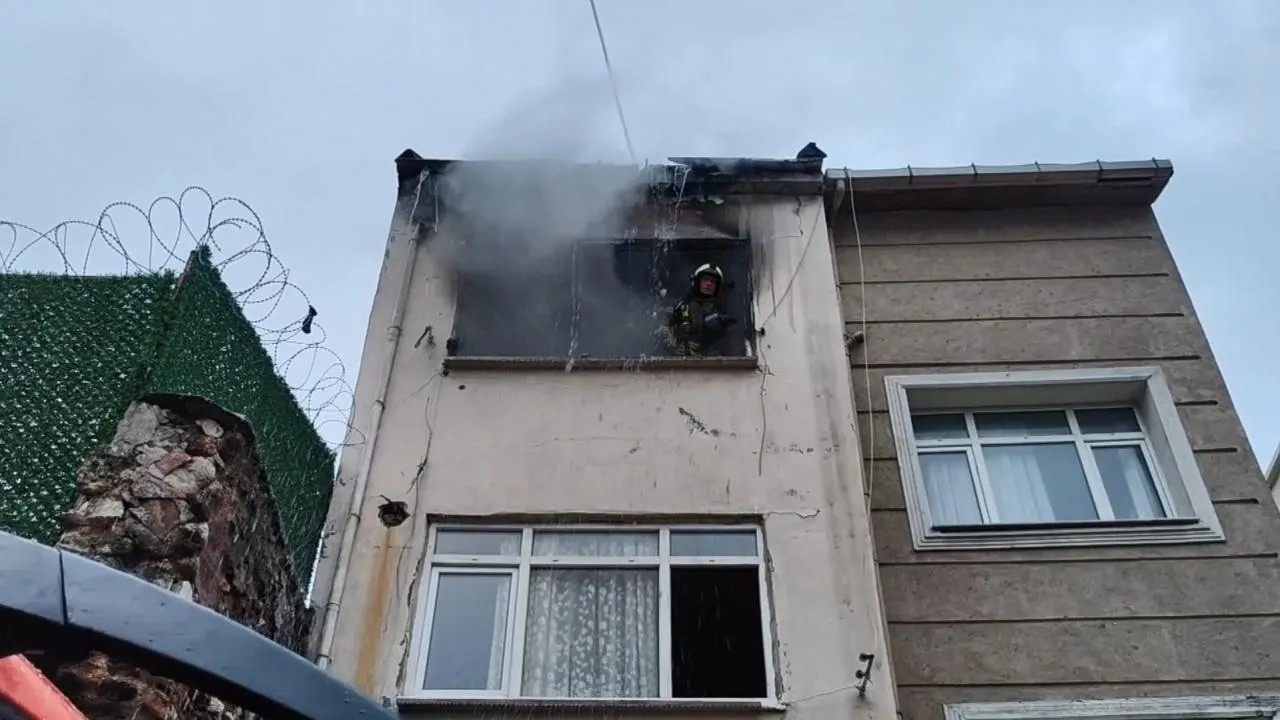 Fatih'te yangın paniği! Mahsur kalanlar var
