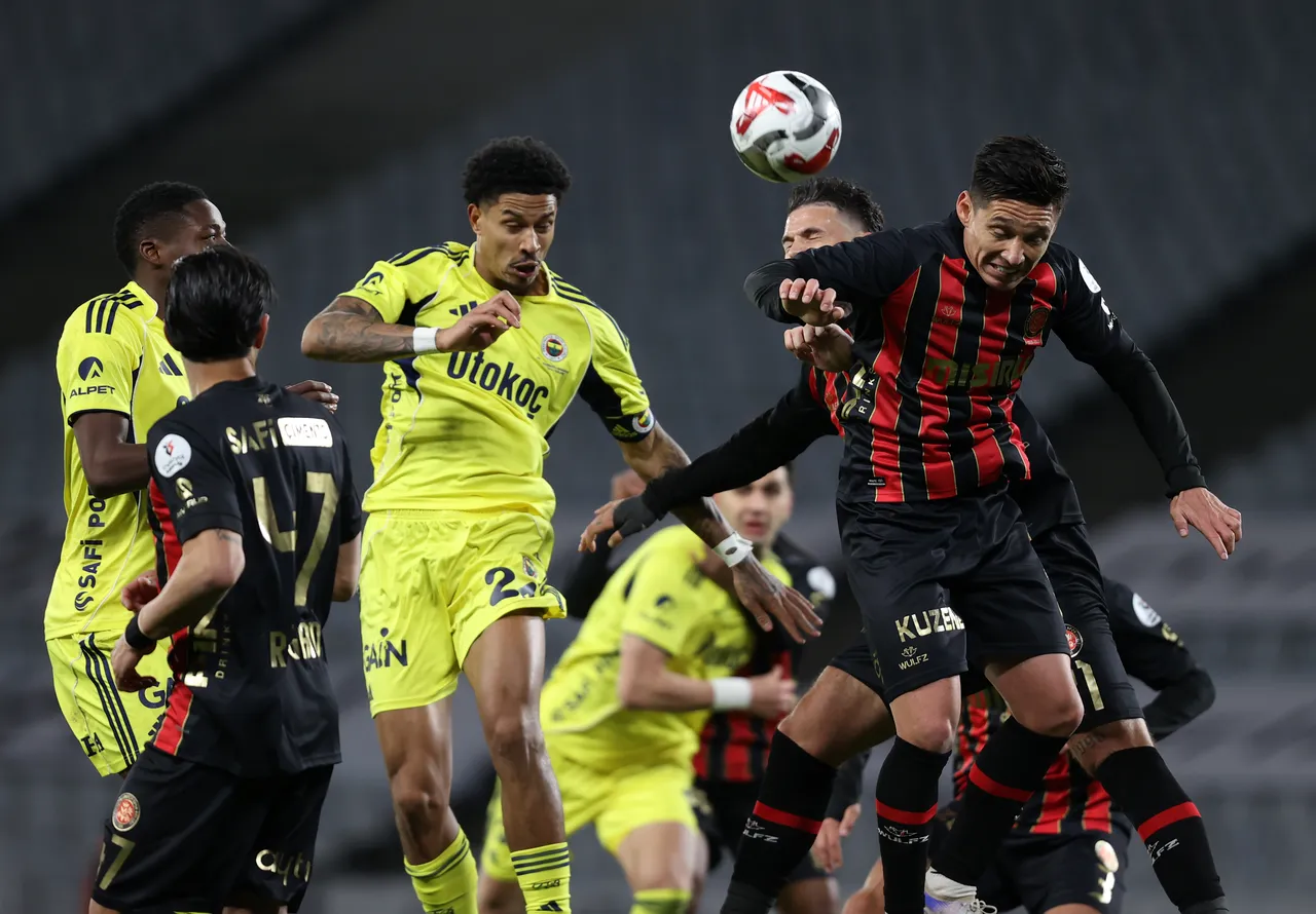 Fenerbahçenin mağlubiyetinde tartışmalı hakem kararları: Penaltı ve kırmızı kart