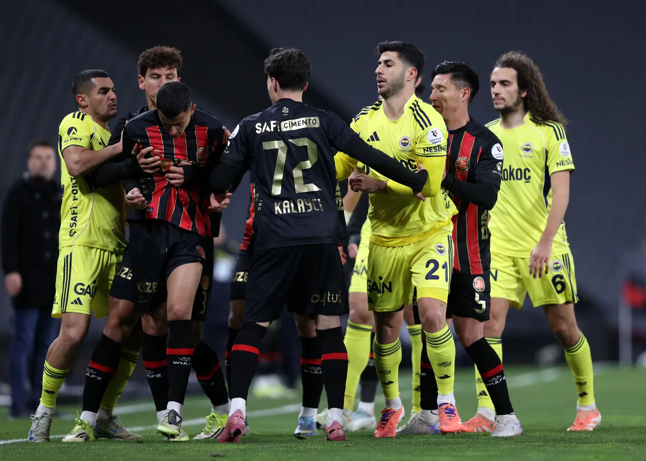 Fenerbahçenin mağlubiyetinde tartışmalı hakem kararları: Penaltı ve kırmızı kart